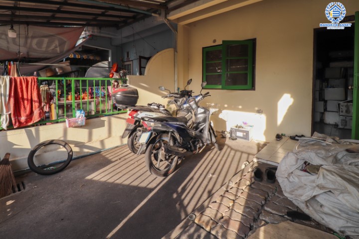 *****ทาวน์เฮ้าส์มือสองย่านกรุงเทพมหานคร ม.สกุลทิพย์ บรมราชชนนี บนเนื้อที่ 15.8 ตร.ว. ฟังก์ชัน 2 ห้องนอน 2 ห้องน้ำ 1 ที่จอดรถ บนทำเลติดถ.บรมราชชนนี บ้านหันทิศตะวันตก ใกล้รถไฟฟ้าสายสีแดงเข้ม "สถานีศาลายา" และทางด่วน "ศรีรัช"